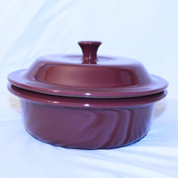 Pampered Chef 6 Cup 1.5 L Cranberry Stoneware 9" Round Covered Baker Dish - 1364 - Picture 1 of 9